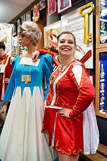 NiederrKarnelasm 2026-01-12 11  Abends im Museum - Im 1. Niederrheinische Karnevalsmuseum, existiert seit 1973, wird die Geschichte des niederrheinischen Karnevals bis heute dargestellt. Beim betreten des Museums begegnen einem schon in Ornaten und Uniformen bekleidete Schaufensterfiguren. In den weitern Räumlichkeiten sind neben einer „Ahnengalerie“ der ehemaligen Tollitäten eine Vielzahl von Orden in Vitrinen ausgelegt. In einer hat sogar unser „Pömpel“ eine Heimat gefunden. : DVPJ, Toni I, Jules I., Prinz Karneval, Prinz, Prinzessin Aileen I., Hofmarschälle, Page, Pagen, Paginnen, HDK, Duisburg, Karneval, Helau, Tollität, Event, Session 2025, Session 2025, HDK Duisburg, Hauptausschuss, Hauptausschuss Karneval Duisburg, Duisburg ist echt