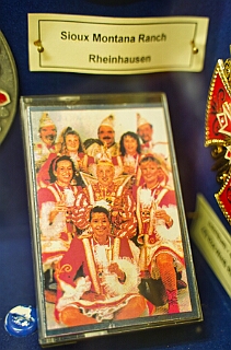 NiederrKarnelasm 2026-01-12 18  Abends im Museum - Im 1. Niederrheinische Karnevalsmuseum, existiert seit 1973, wird die Geschichte des niederrheinischen Karnevals bis heute dargestellt. Beim betreten des Museums begegnen einem schon in Ornaten und Uniformen bekleidete Schaufensterfiguren. In den weitern Räumlichkeiten sind neben einer „Ahnengalerie“ der ehemaligen Tollitäten eine Vielzahl von Orden in Vitrinen ausgelegt. In einer hat sogar unser „Pömpel“ eine Heimat gefunden. : DVPJ, Toni I, Jules I., Prinz Karneval, Prinz, Prinzessin Aileen I., Hofmarschälle, Page, Pagen, Paginnen, HDK, Duisburg, Karneval, Helau, Tollität, Event, Session 2025, Session 2025, HDK Duisburg, Hauptausschuss, Hauptausschuss Karneval Duisburg, Duisburg ist echt