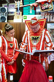 NiederrKarnelasm 2026-01-12 21  Abends im Museum - Im 1. Niederrheinische Karnevalsmuseum, existiert seit 1973, wird die Geschichte des niederrheinischen Karnevals bis heute dargestellt. Beim betreten des Museums begegnen einem schon in Ornaten und Uniformen bekleidete Schaufensterfiguren. In den weitern Räumlichkeiten sind neben einer „Ahnengalerie“ der ehemaligen Tollitäten eine Vielzahl von Orden in Vitrinen ausgelegt. In einer hat sogar unser „Pömpel“ eine Heimat gefunden. : DVPJ, Toni I, Jules I., Prinz Karneval, Prinz, Prinzessin Aileen I., Hofmarschälle, Page, Pagen, Paginnen, HDK, Duisburg, Karneval, Helau, Tollität, Event, Session 2025, Session 2025, HDK Duisburg, Hauptausschuss, Hauptausschuss Karneval Duisburg, Duisburg ist echt