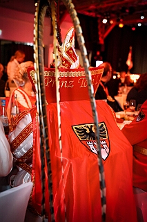 GalasitzPrinzgrd 2026-01-13 19  Galasitzung der Prinzengarde - Am Dienstag Abend war die Galasitzung für uns Programm. Eine Sitzung mit besonderem Dresscode. Neben den vielen Kölnern Programmpunkten haben wir unsere Stadt Duisburg, wie Toni I. sie auch in seinen Lieder als „sein Duisburg“ vorträgt, prächtig verkauft. Ein glanzvoller Abend. : DVPJ, Toni I, Jules I., Prinz Karneval, Prinz, Prinzessin Aileen I., Hofmarschälle, Page, Pagen, Paginnen, HDK, Duisburg, Karneval, Helau, Tollität, Event, Session 2025, Session 2025, HDK Duisburg, Hauptausschuss, Hauptausschuss Karneval Duisburg, Duisburg ist echt