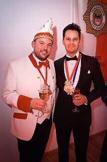 GalasitzPrinzgrd 2026-01-13 25  Galasitzung der Prinzengarde - Am Dienstag Abend war die Galasitzung für uns Programm. Eine Sitzung mit besonderem Dresscode. Neben den vielen Kölnern Programmpunkten haben wir unsere Stadt Duisburg, wie Toni I. sie auch in seinen Lieder als „sein Duisburg“ vorträgt, prächtig verkauft. Ein glanzvoller Abend. : DVPJ, Toni I, Jules I., Prinz Karneval, Prinz, Prinzessin Aileen I., Hofmarschälle, Page, Pagen, Paginnen, HDK, Duisburg, Karneval, Helau, Tollität, Event, Session 2025, Session 2025, HDK Duisburg, Hauptausschuss, Hauptausschuss Karneval Duisburg, Duisburg ist echt