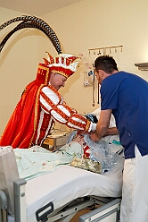 01 HeliosKlinikStJohannes 2026-01-14 05  In der Kinderklinik und im Rathaus - Am Mittwoch 14. Januar besuchten wir die Kinderintensivstation in der Helios St. Johannes Klinik Duisburg. Das sorgte für ein wenig Freude und Abwechslung im Klinikalltag. Abend stand dann der Besuch der CDU Ratsfraktion im Rathaus am Burgplatz auf dem Programm. : DVPJ, Toni I, Jules I., Prinz Karneval, Prinz, Prinzessin Aileen I., Hofmarschälle, Page, Pagen, Paginnen, HDK, Duisburg, Karneval, Helau, Tollität, Event, Session 2025, Session 2025, HDK Duisburg, Hauptausschuss, Hauptausschuss Karneval Duisburg, Duisburg ist echt