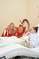 01 HeliosKlinikStJohannes 2026-01-14 06  In der Kinderklinik und im Rathaus - Am Mittwoch 14. Januar besuchten wir die Kinderintensivstation in der Helios St. Johannes Klinik Duisburg. Das sorgte für ein wenig Freude und Abwechslung im Klinikalltag. Abend stand dann der Besuch der CDU Ratsfraktion im Rathaus am Burgplatz auf dem Programm. : DVPJ, Toni I, Jules I., Prinz Karneval, Prinz, Prinzessin Aileen I., Hofmarschälle, Page, Pagen, Paginnen, HDK, Duisburg, Karneval, Helau, Tollität, Event, Session 2025, Session 2025, HDK Duisburg, Hauptausschuss, Hauptausschuss Karneval Duisburg, Duisburg ist echt