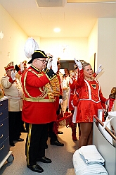 01 HeliosKlinikStJohannes 2026-01-14 07  In der Kinderklinik und im Rathaus - Am Mittwoch 14. Januar besuchten wir die Kinderintensivstation in der Helios St. Johannes Klinik Duisburg. Das sorgte für ein wenig Freude und Abwechslung im Klinikalltag. Abend stand dann der Besuch der CDU Ratsfraktion im Rathaus am Burgplatz auf dem Programm. : DVPJ, Toni I, Jules I., Prinz Karneval, Prinz, Prinzessin Aileen I., Hofmarschälle, Page, Pagen, Paginnen, HDK, Duisburg, Karneval, Helau, Tollität, Event, Session 2025, Session 2025, HDK Duisburg, Hauptausschuss, Hauptausschuss Karneval Duisburg, Duisburg ist echt