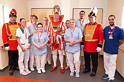 01 HeliosKlinikStJohannes 2026-01-14 08  In der Kinderklinik und im Rathaus - Am Mittwoch 14. Januar besuchten wir die Kinderintensivstation in der Helios St. Johannes Klinik Duisburg. Das sorgte für ein wenig Freude und Abwechslung im Klinikalltag. Abend stand dann der Besuch der CDU Ratsfraktion im Rathaus am Burgplatz auf dem Programm. : DVPJ, Toni I, Jules I., Prinz Karneval, Prinz, Prinzessin Aileen I., Hofmarschälle, Page, Pagen, Paginnen, HDK, Duisburg, Karneval, Helau, Tollität, Event, Session 2025, Session 2025, HDK Duisburg, Hauptausschuss, Hauptausschuss Karneval Duisburg, Duisburg ist echt