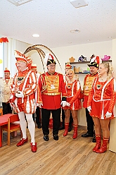 01 HeliosKlinikStJohannes 2026-01-14 10  In der Kinderklinik und im Rathaus - Am Mittwoch 14. Januar besuchten wir die Kinderintensivstation in der Helios St. Johannes Klinik Duisburg. Das sorgte für ein wenig Freude und Abwechslung im Klinikalltag. Abend stand dann der Besuch der CDU Ratsfraktion im Rathaus am Burgplatz auf dem Programm. : DVPJ, Toni I, Jules I., Prinz Karneval, Prinz, Prinzessin Aileen I., Hofmarschälle, Page, Pagen, Paginnen, HDK, Duisburg, Karneval, Helau, Tollität, Event, Session 2025, Session 2025, HDK Duisburg, Hauptausschuss, Hauptausschuss Karneval Duisburg, Duisburg ist echt