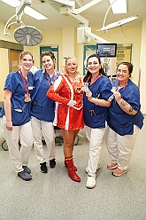 01 HeliosKlinikStJohannes 2026-01-14 14  In der Kinderklinik und im Rathaus - Am Mittwoch 14. Januar besuchten wir die Kinderintensivstation in der Helios St. Johannes Klinik Duisburg. Das sorgte für ein wenig Freude und Abwechslung im Klinikalltag. Abend stand dann der Besuch der CDU Ratsfraktion im Rathaus am Burgplatz auf dem Programm. : DVPJ, Toni I, Jules I., Prinz Karneval, Prinz, Prinzessin Aileen I., Hofmarschälle, Page, Pagen, Paginnen, HDK, Duisburg, Karneval, Helau, Tollität, Event, Session 2025, Session 2025, HDK Duisburg, Hauptausschuss, Hauptausschuss Karneval Duisburg, Duisburg ist echt