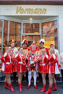 Prinzenbacken 2026-01-14 01  Prinzenbacken mit Toni I. - Jetzt ist es passiert, elf Jahre Prinzenbrot. Die Tradition die mit Thomas I. begann, 2015, wird nun auch 2026 mit Toni I. fortgesetzt. In der Bäckerei und Konditorei „Vormann“ Im Schlenk sah man auch den „Großen“ den Spass am Backen förmlich an. : DVPJ, Toni I, Jules I., Prinz Karneval, Prinz, Prinzessin Aileen I., Hofmarschälle, Page, Pagen, Paginnen, HDK, Duisburg, Karneval, Helau, Tollität, Event, Session 2025, Session 2025, HDK Duisburg, Hauptausschuss, Hauptausschuss Karneval Duisburg, Duisburg ist echt