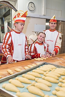 Prinzenbacken 2026-01-14 02  Prinzenbacken mit Toni I. - Jetzt ist es passiert, elf Jahre Prinzenbrot. Die Tradition die mit Thomas I. begann, 2015, wird nun auch 2026 mit Toni I. fortgesetzt. In der Bäckerei und Konditorei „Vormann“ Im Schlenk sah man auch den „Großen“ den Spass am Backen förmlich an. : DVPJ, Toni I, Jules I., Prinz Karneval, Prinz, Prinzessin Aileen I., Hofmarschälle, Page, Pagen, Paginnen, HDK, Duisburg, Karneval, Helau, Tollität, Event, Session 2025, Session 2025, HDK Duisburg, Hauptausschuss, Hauptausschuss Karneval Duisburg, Duisburg ist echt
