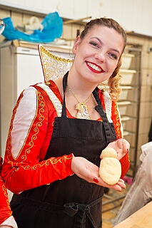 Prinzenbacken 2026-01-14 03  Prinzenbacken mit Toni I. - Jetzt ist es passiert, elf Jahre Prinzenbrot. Die Tradition die mit Thomas I. begann, 2015, wird nun auch 2026 mit Toni I. fortgesetzt. In der Bäckerei und Konditorei „Vormann“ Im Schlenk sah man auch den „Großen“ den Spass am Backen förmlich an. : DVPJ, Toni I, Jules I., Prinz Karneval, Prinz, Prinzessin Aileen I., Hofmarschälle, Page, Pagen, Paginnen, HDK, Duisburg, Karneval, Helau, Tollität, Event, Session 2025, Session 2025, HDK Duisburg, Hauptausschuss, Hauptausschuss Karneval Duisburg, Duisburg ist echt