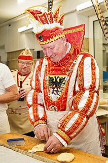 Prinzenbacken 2026-01-14 06  Prinzenbacken mit Toni I. - Jetzt ist es passiert, elf Jahre Prinzenbrot. Die Tradition die mit Thomas I. begann, 2015, wird nun auch 2026 mit Toni I. fortgesetzt. In der Bäckerei und Konditorei „Vormann“ Im Schlenk sah man auch den „Großen“ den Spass am Backen förmlich an. : DVPJ, Toni I, Jules I., Prinz Karneval, Prinz, Prinzessin Aileen I., Hofmarschälle, Page, Pagen, Paginnen, HDK, Duisburg, Karneval, Helau, Tollität, Event, Session 2025, Session 2025, HDK Duisburg, Hauptausschuss, Hauptausschuss Karneval Duisburg, Duisburg ist echt