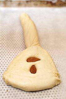 Prinzenbacken 2026-01-14 07  Prinzenbacken mit Toni I. - Jetzt ist es passiert, elf Jahre Prinzenbrot. Die Tradition die mit Thomas I. begann, 2015, wird nun auch 2026 mit Toni I. fortgesetzt. In der Bäckerei und Konditorei „Vormann“ Im Schlenk sah man auch den „Großen“ den Spass am Backen förmlich an. : DVPJ, Toni I, Jules I., Prinz Karneval, Prinz, Prinzessin Aileen I., Hofmarschälle, Page, Pagen, Paginnen, HDK, Duisburg, Karneval, Helau, Tollität, Event, Session 2025, Session 2025, HDK Duisburg, Hauptausschuss, Hauptausschuss Karneval Duisburg, Duisburg ist echt