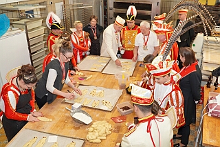 Prinzenbacken 2026-01-14 08  Prinzenbacken mit Toni I. - Jetzt ist es passiert, elf Jahre Prinzenbrot. Die Tradition die mit Thomas I. begann, 2015, wird nun auch 2026 mit Toni I. fortgesetzt. In der Bäckerei und Konditorei „Vormann“ Im Schlenk sah man auch den „Großen“ den Spass am Backen förmlich an. : DVPJ, Toni I, Jules I., Prinz Karneval, Prinz, Prinzessin Aileen I., Hofmarschälle, Page, Pagen, Paginnen, HDK, Duisburg, Karneval, Helau, Tollität, Event, Session 2025, Session 2025, HDK Duisburg, Hauptausschuss, Hauptausschuss Karneval Duisburg, Duisburg ist echt