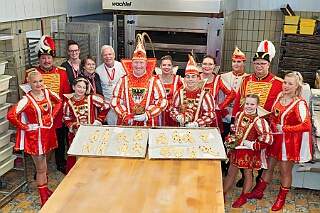 Prinzenbacken 2026-01-14 10  Prinzenbacken mit Toni I. - Jetzt ist es passiert, elf Jahre Prinzenbrot. Die Tradition die mit Thomas I. begann, 2015, wird nun auch 2026 mit Toni I. fortgesetzt. In der Bäckerei und Konditorei „Vormann“ Im Schlenk sah man auch den „Großen“ den Spass am Backen förmlich an. : DVPJ, Toni I, Jules I., Prinz Karneval, Prinz, Prinzessin Aileen I., Hofmarschälle, Page, Pagen, Paginnen, HDK, Duisburg, Karneval, Helau, Tollität, Event, Session 2025, Session 2025, HDK Duisburg, Hauptausschuss, Hauptausschuss Karneval Duisburg, Duisburg ist echt