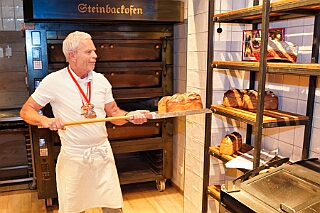 Prinzenbacken 2026-01-14 11  Prinzenbacken mit Toni I. - Jetzt ist es passiert, elf Jahre Prinzenbrot. Die Tradition die mit Thomas I. begann, 2015, wird nun auch 2026 mit Toni I. fortgesetzt. In der Bäckerei und Konditorei „Vormann“ Im Schlenk sah man auch den „Großen“ den Spass am Backen förmlich an. : DVPJ, Toni I, Jules I., Prinz Karneval, Prinz, Prinzessin Aileen I., Hofmarschälle, Page, Pagen, Paginnen, HDK, Duisburg, Karneval, Helau, Tollität, Event, Session 2025, Session 2025, HDK Duisburg, Hauptausschuss, Hauptausschuss Karneval Duisburg, Duisburg ist echt