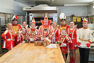 Prinzenbacken 2026-01-14 12  Prinzenbacken mit Toni I. - Jetzt ist es passiert, elf Jahre Prinzenbrot. Die Tradition die mit Thomas I. begann, 2015, wird nun auch 2026 mit Toni I. fortgesetzt. In der Bäckerei und Konditorei „Vormann“ Im Schlenk sah man auch den „Großen“ den Spass am Backen förmlich an. : DVPJ, Toni I, Jules I., Prinz Karneval, Prinz, Prinzessin Aileen I., Hofmarschälle, Page, Pagen, Paginnen, HDK, Duisburg, Karneval, Helau, Tollität, Event, Session 2025, Session 2025, HDK Duisburg, Hauptausschuss, Hauptausschuss Karneval Duisburg, Duisburg ist echt