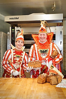 Prinzenbacken 2026-01-14 13  Prinzenbacken mit Toni I. - Jetzt ist es passiert, elf Jahre Prinzenbrot. Die Tradition die mit Thomas I. begann, 2015, wird nun auch 2026 mit Toni I. fortgesetzt. In der Bäckerei und Konditorei „Vormann“ Im Schlenk sah man auch den „Großen“ den Spass am Backen förmlich an. : DVPJ, Toni I, Jules I., Prinz Karneval, Prinz, Prinzessin Aileen I., Hofmarschälle, Page, Pagen, Paginnen, HDK, Duisburg, Karneval, Helau, Tollität, Event, Session 2025, Session 2025, HDK Duisburg, Hauptausschuss, Hauptausschuss Karneval Duisburg, Duisburg ist echt