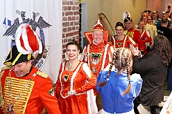 01 Feuerwehr Ehrengrd 2026-01-16 03  Tour Freitag 16. Januar - Unser Abend begann auf der 3. karnevalistische Gemeinschaftsveranstaltung des Innenstadtlöschzuges der Feuerwehr Duisburg und der Ehrengarde Blau-Weiß der Stadt Duisburg in der „Alten Feuerwache“. Danach waren wir Gäste beim Senatsabend der KG Rote Funken im „Theodor-König Keller“ auf dem Gelände der König-Pilsener Brauerei. Den Abend beendeten wir als Überraschungsgäste auf Kerstins 60. Geburtstag. : DVPJ, Toni I, Jules I., Prinz Karneval, Prinz, Prinzessin Aileen I., Hofmarschälle, Page, Pagen, Paginnen, HDK, Duisburg, Karneval, Helau, Tollität, Event, Session 2025, Session 2025, HDK Duisburg, Hauptausschuss, Hauptausschuss Karneval Duisburg, Duisburg ist echt