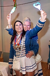 01 Feuerwehr Ehrengrd 2026-01-16 04  Tour Freitag 16. Januar - Unser Abend begann auf der 3. karnevalistische Gemeinschaftsveranstaltung des Innenstadtlöschzuges der Feuerwehr Duisburg und der Ehrengarde Blau-Weiß der Stadt Duisburg in der „Alten Feuerwache“. Danach waren wir Gäste beim Senatsabend der KG Rote Funken im „Theodor-König Keller“ auf dem Gelände der König-Pilsener Brauerei. Den Abend beendeten wir als Überraschungsgäste auf Kerstins 60. Geburtstag. : DVPJ, Toni I, Jules I., Prinz Karneval, Prinz, Prinzessin Aileen I., Hofmarschälle, Page, Pagen, Paginnen, HDK, Duisburg, Karneval, Helau, Tollität, Event, Session 2025, Session 2025, HDK Duisburg, Hauptausschuss, Hauptausschuss Karneval Duisburg, Duisburg ist echt