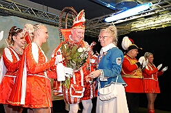 01 Feuerwehr Ehrengrd 2026-01-16 05  Tour Freitag 16. Januar - Unser Abend begann auf der 3. karnevalistische Gemeinschaftsveranstaltung des Innenstadtlöschzuges der Feuerwehr Duisburg und der Ehrengarde Blau-Weiß der Stadt Duisburg in der „Alten Feuerwache“. Danach waren wir Gäste beim Senatsabend der KG Rote Funken im „Theodor-König Keller“ auf dem Gelände der König-Pilsener Brauerei. Den Abend beendeten wir als Überraschungsgäste auf Kerstins 60. Geburtstag. : DVPJ, Toni I, Jules I., Prinz Karneval, Prinz, Prinzessin Aileen I., Hofmarschälle, Page, Pagen, Paginnen, HDK, Duisburg, Karneval, Helau, Tollität, Event, Session 2025, Session 2025, HDK Duisburg, Hauptausschuss, Hauptausschuss Karneval Duisburg, Duisburg ist echt