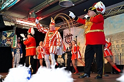 01 Feuerwehr Ehrengrd 2026-01-16 07  Tour Freitag 16. Januar - Unser Abend begann auf der 3. karnevalistische Gemeinschaftsveranstaltung des Innenstadtlöschzuges der Feuerwehr Duisburg und der Ehrengarde Blau-Weiß der Stadt Duisburg in der „Alten Feuerwache“. Danach waren wir Gäste beim Senatsabend der KG Rote Funken im „Theodor-König Keller“ auf dem Gelände der König-Pilsener Brauerei. Den Abend beendeten wir als Überraschungsgäste auf Kerstins 60. Geburtstag. : DVPJ, Toni I, Jules I., Prinz Karneval, Prinz, Prinzessin Aileen I., Hofmarschälle, Page, Pagen, Paginnen, HDK, Duisburg, Karneval, Helau, Tollität, Event, Session 2025, Session 2025, HDK Duisburg, Hauptausschuss, Hauptausschuss Karneval Duisburg, Duisburg ist echt