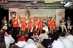 01 Feuerwehr Ehrengrd 2026-01-16 09  Tour Freitag 16. Januar - Unser Abend begann auf der 3. karnevalistische Gemeinschaftsveranstaltung des Innenstadtlöschzuges der Feuerwehr Duisburg und der Ehrengarde Blau-Weiß der Stadt Duisburg in der „Alten Feuerwache“. Danach waren wir Gäste beim Senatsabend der KG Rote Funken im „Theodor-König Keller“ auf dem Gelände der König-Pilsener Brauerei. Den Abend beendeten wir als Überraschungsgäste auf Kerstins 60. Geburtstag. : DVPJ, Toni I, Jules I., Prinz Karneval, Prinz, Prinzessin Aileen I., Hofmarschälle, Page, Pagen, Paginnen, HDK, Duisburg, Karneval, Helau, Tollität, Event, Session 2025, Session 2025, HDK Duisburg, Hauptausschuss, Hauptausschuss Karneval Duisburg, Duisburg ist echt