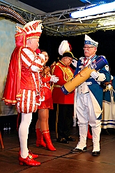 01 Feuerwehr Ehrengrd 2026-01-16 13  Tour Freitag 16. Januar - Unser Abend begann auf der 3. karnevalistische Gemeinschaftsveranstaltung des Innenstadtlöschzuges der Feuerwehr Duisburg und der Ehrengarde Blau-Weiß der Stadt Duisburg in der „Alten Feuerwache“. Danach waren wir Gäste beim Senatsabend der KG Rote Funken im „Theodor-König Keller“ auf dem Gelände der König-Pilsener Brauerei. Den Abend beendeten wir als Überraschungsgäste auf Kerstins 60. Geburtstag. : DVPJ, Toni I, Jules I., Prinz Karneval, Prinz, Prinzessin Aileen I., Hofmarschälle, Page, Pagen, Paginnen, HDK, Duisburg, Karneval, Helau, Tollität, Event, Session 2025, Session 2025, HDK Duisburg, Hauptausschuss, Hauptausschuss Karneval Duisburg, Duisburg ist echt