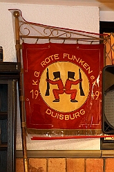 02 SenatsaRoteFunken 2026-01-16 01  Tour Freitag 16. Januar - Unser Abend begann auf der 3. karnevalistische Gemeinschaftsveranstaltung des Innenstadtlöschzuges der Feuerwehr Duisburg und der Ehrengarde Blau-Weiß der Stadt Duisburg in der „Alten Feuerwache“. Danach waren wir Gäste beim Senatsabend der KG Rote Funken im „Theodor-König Keller“ auf dem Gelände der König-Pilsener Brauerei. Den Abend beendeten wir als Überraschungsgäste auf Kerstins 60. Geburtstag. : DVPJ, Toni I, Jules I., Prinz Karneval, Prinz, Prinzessin Aileen I., Hofmarschälle, Page, Pagen, Paginnen, HDK, Duisburg, Karneval, Helau, Tollität, Event, Session 2025, Session 2025, HDK Duisburg, Hauptausschuss, Hauptausschuss Karneval Duisburg, Duisburg ist echt