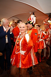 02 SenatsaRoteFunken 2026-01-16 04  Tour Freitag 16. Januar - Unser Abend begann auf der 3. karnevalistische Gemeinschaftsveranstaltung des Innenstadtlöschzuges der Feuerwehr Duisburg und der Ehrengarde Blau-Weiß der Stadt Duisburg in der „Alten Feuerwache“. Danach waren wir Gäste beim Senatsabend der KG Rote Funken im „Theodor-König Keller“ auf dem Gelände der König-Pilsener Brauerei. Den Abend beendeten wir als Überraschungsgäste auf Kerstins 60. Geburtstag. : DVPJ, Toni I, Jules I., Prinz Karneval, Prinz, Prinzessin Aileen I., Hofmarschälle, Page, Pagen, Paginnen, HDK, Duisburg, Karneval, Helau, Tollität, Event, Session 2025, Session 2025, HDK Duisburg, Hauptausschuss, Hauptausschuss Karneval Duisburg, Duisburg ist echt