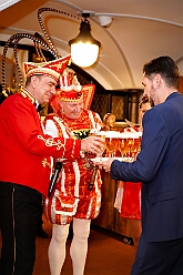 02 SenatsaRoteFunken 2026-01-16 05  Tour Freitag 16. Januar - Unser Abend begann auf der 3. karnevalistische Gemeinschaftsveranstaltung des Innenstadtlöschzuges der Feuerwehr Duisburg und der Ehrengarde Blau-Weiß der Stadt Duisburg in der „Alten Feuerwache“. Danach waren wir Gäste beim Senatsabend der KG Rote Funken im „Theodor-König Keller“ auf dem Gelände der König-Pilsener Brauerei. Den Abend beendeten wir als Überraschungsgäste auf Kerstins 60. Geburtstag. : DVPJ, Toni I, Jules I., Prinz Karneval, Prinz, Prinzessin Aileen I., Hofmarschälle, Page, Pagen, Paginnen, HDK, Duisburg, Karneval, Helau, Tollität, Event, Session 2025, Session 2025, HDK Duisburg, Hauptausschuss, Hauptausschuss Karneval Duisburg, Duisburg ist echt