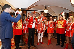 02 SenatsaRoteFunken 2026-01-16 06  Tour Freitag 16. Januar - Unser Abend begann auf der 3. karnevalistische Gemeinschaftsveranstaltung des Innenstadtlöschzuges der Feuerwehr Duisburg und der Ehrengarde Blau-Weiß der Stadt Duisburg in der „Alten Feuerwache“. Danach waren wir Gäste beim Senatsabend der KG Rote Funken im „Theodor-König Keller“ auf dem Gelände der König-Pilsener Brauerei. Den Abend beendeten wir als Überraschungsgäste auf Kerstins 60. Geburtstag. : DVPJ, Toni I, Jules I., Prinz Karneval, Prinz, Prinzessin Aileen I., Hofmarschälle, Page, Pagen, Paginnen, HDK, Duisburg, Karneval, Helau, Tollität, Event, Session 2025, Session 2025, HDK Duisburg, Hauptausschuss, Hauptausschuss Karneval Duisburg, Duisburg ist echt