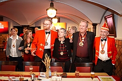 02 SenatsaRoteFunken 2026-01-16 07  Tour Freitag 16. Januar - Unser Abend begann auf der 3. karnevalistische Gemeinschaftsveranstaltung des Innenstadtlöschzuges der Feuerwehr Duisburg und der Ehrengarde Blau-Weiß der Stadt Duisburg in der „Alten Feuerwache“. Danach waren wir Gäste beim Senatsabend der KG Rote Funken im „Theodor-König Keller“ auf dem Gelände der König-Pilsener Brauerei. Den Abend beendeten wir als Überraschungsgäste auf Kerstins 60. Geburtstag. : DVPJ, Toni I, Jules I., Prinz Karneval, Prinz, Prinzessin Aileen I., Hofmarschälle, Page, Pagen, Paginnen, HDK, Duisburg, Karneval, Helau, Tollität, Event, Session 2025, Session 2025, HDK Duisburg, Hauptausschuss, Hauptausschuss Karneval Duisburg, Duisburg ist echt