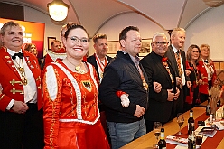 02 SenatsaRoteFunken 2026-01-16 08  Tour Freitag 16. Januar - Unser Abend begann auf der 3. karnevalistische Gemeinschaftsveranstaltung des Innenstadtlöschzuges der Feuerwehr Duisburg und der Ehrengarde Blau-Weiß der Stadt Duisburg in der „Alten Feuerwache“. Danach waren wir Gäste beim Senatsabend der KG Rote Funken im „Theodor-König Keller“ auf dem Gelände der König-Pilsener Brauerei. Den Abend beendeten wir als Überraschungsgäste auf Kerstins 60. Geburtstag. : DVPJ, Toni I, Jules I., Prinz Karneval, Prinz, Prinzessin Aileen I., Hofmarschälle, Page, Pagen, Paginnen, HDK, Duisburg, Karneval, Helau, Tollität, Event, Session 2025, Session 2025, HDK Duisburg, Hauptausschuss, Hauptausschuss Karneval Duisburg, Duisburg ist echt