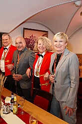 02 SenatsaRoteFunken 2026-01-16 09  Tour Freitag 16. Januar - Unser Abend begann auf der 3. karnevalistische Gemeinschaftsveranstaltung des Innenstadtlöschzuges der Feuerwehr Duisburg und der Ehrengarde Blau-Weiß der Stadt Duisburg in der „Alten Feuerwache“. Danach waren wir Gäste beim Senatsabend der KG Rote Funken im „Theodor-König Keller“ auf dem Gelände der König-Pilsener Brauerei. Den Abend beendeten wir als Überraschungsgäste auf Kerstins 60. Geburtstag. : DVPJ, Toni I, Jules I., Prinz Karneval, Prinz, Prinzessin Aileen I., Hofmarschälle, Page, Pagen, Paginnen, HDK, Duisburg, Karneval, Helau, Tollität, Event, Session 2025, Session 2025, HDK Duisburg, Hauptausschuss, Hauptausschuss Karneval Duisburg, Duisburg ist echt