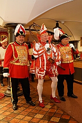 02 SenatsaRoteFunken 2026-01-16 11  Tour Freitag 16. Januar - Unser Abend begann auf der 3. karnevalistische Gemeinschaftsveranstaltung des Innenstadtlöschzuges der Feuerwehr Duisburg und der Ehrengarde Blau-Weiß der Stadt Duisburg in der „Alten Feuerwache“. Danach waren wir Gäste beim Senatsabend der KG Rote Funken im „Theodor-König Keller“ auf dem Gelände der König-Pilsener Brauerei. Den Abend beendeten wir als Überraschungsgäste auf Kerstins 60. Geburtstag. : DVPJ, Toni I, Jules I., Prinz Karneval, Prinz, Prinzessin Aileen I., Hofmarschälle, Page, Pagen, Paginnen, HDK, Duisburg, Karneval, Helau, Tollität, Event, Session 2025, Session 2025, HDK Duisburg, Hauptausschuss, Hauptausschuss Karneval Duisburg, Duisburg ist echt