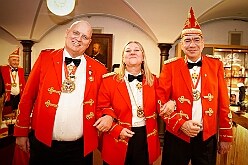 02 SenatsaRoteFunken 2026-01-16 12  Tour Freitag 16. Januar - Unser Abend begann auf der 3. karnevalistische Gemeinschaftsveranstaltung des Innenstadtlöschzuges der Feuerwehr Duisburg und der Ehrengarde Blau-Weiß der Stadt Duisburg in der „Alten Feuerwache“. Danach waren wir Gäste beim Senatsabend der KG Rote Funken im „Theodor-König Keller“ auf dem Gelände der König-Pilsener Brauerei. Den Abend beendeten wir als Überraschungsgäste auf Kerstins 60. Geburtstag. : DVPJ, Toni I, Jules I., Prinz Karneval, Prinz, Prinzessin Aileen I., Hofmarschälle, Page, Pagen, Paginnen, HDK, Duisburg, Karneval, Helau, Tollität, Event, Session 2025, Session 2025, HDK Duisburg, Hauptausschuss, Hauptausschuss Karneval Duisburg, Duisburg ist echt