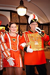 02 SenatsaRoteFunken 2026-01-16 15  Tour Freitag 16. Januar - Unser Abend begann auf der 3. karnevalistische Gemeinschaftsveranstaltung des Innenstadtlöschzuges der Feuerwehr Duisburg und der Ehrengarde Blau-Weiß der Stadt Duisburg in der „Alten Feuerwache“. Danach waren wir Gäste beim Senatsabend der KG Rote Funken im „Theodor-König Keller“ auf dem Gelände der König-Pilsener Brauerei. Den Abend beendeten wir als Überraschungsgäste auf Kerstins 60. Geburtstag. : DVPJ, Toni I, Jules I., Prinz Karneval, Prinz, Prinzessin Aileen I., Hofmarschälle, Page, Pagen, Paginnen, HDK, Duisburg, Karneval, Helau, Tollität, Event, Session 2025, Session 2025, HDK Duisburg, Hauptausschuss, Hauptausschuss Karneval Duisburg, Duisburg ist echt