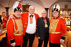 02 SenatsaRoteFunken 2026-01-16 16  Tour Freitag 16. Januar - Unser Abend begann auf der 3. karnevalistische Gemeinschaftsveranstaltung des Innenstadtlöschzuges der Feuerwehr Duisburg und der Ehrengarde Blau-Weiß der Stadt Duisburg in der „Alten Feuerwache“. Danach waren wir Gäste beim Senatsabend der KG Rote Funken im „Theodor-König Keller“ auf dem Gelände der König-Pilsener Brauerei. Den Abend beendeten wir als Überraschungsgäste auf Kerstins 60. Geburtstag. : DVPJ, Toni I, Jules I., Prinz Karneval, Prinz, Prinzessin Aileen I., Hofmarschälle, Page, Pagen, Paginnen, HDK, Duisburg, Karneval, Helau, Tollität, Event, Session 2025, Session 2025, HDK Duisburg, Hauptausschuss, Hauptausschuss Karneval Duisburg, Duisburg ist echt