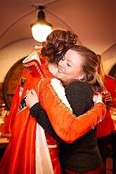 02 SenatsaRoteFunken 2026-01-16 17  Tour Freitag 16. Januar - Unser Abend begann auf der 3. karnevalistische Gemeinschaftsveranstaltung des Innenstadtlöschzuges der Feuerwehr Duisburg und der Ehrengarde Blau-Weiß der Stadt Duisburg in der „Alten Feuerwache“. Danach waren wir Gäste beim Senatsabend der KG Rote Funken im „Theodor-König Keller“ auf dem Gelände der König-Pilsener Brauerei. Den Abend beendeten wir als Überraschungsgäste auf Kerstins 60. Geburtstag. : DVPJ, Toni I, Jules I., Prinz Karneval, Prinz, Prinzessin Aileen I., Hofmarschälle, Page, Pagen, Paginnen, HDK, Duisburg, Karneval, Helau, Tollität, Event, Session 2025, Session 2025, HDK Duisburg, Hauptausschuss, Hauptausschuss Karneval Duisburg, Duisburg ist echt