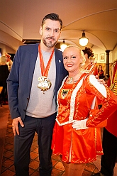 02 SenatsaRoteFunken 2026-01-16 18  Tour Freitag 16. Januar - Unser Abend begann auf der 3. karnevalistische Gemeinschaftsveranstaltung des Innenstadtlöschzuges der Feuerwehr Duisburg und der Ehrengarde Blau-Weiß der Stadt Duisburg in der „Alten Feuerwache“. Danach waren wir Gäste beim Senatsabend der KG Rote Funken im „Theodor-König Keller“ auf dem Gelände der König-Pilsener Brauerei. Den Abend beendeten wir als Überraschungsgäste auf Kerstins 60. Geburtstag. : DVPJ, Toni I, Jules I., Prinz Karneval, Prinz, Prinzessin Aileen I., Hofmarschälle, Page, Pagen, Paginnen, HDK, Duisburg, Karneval, Helau, Tollität, Event, Session 2025, Session 2025, HDK Duisburg, Hauptausschuss, Hauptausschuss Karneval Duisburg, Duisburg ist echt