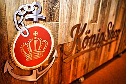 02 SenatsaRoteFunken 2026-01-16 19  Tour Freitag 16. Januar - Unser Abend begann auf der 3. karnevalistische Gemeinschaftsveranstaltung des Innenstadtlöschzuges der Feuerwehr Duisburg und der Ehrengarde Blau-Weiß der Stadt Duisburg in der „Alten Feuerwache“. Danach waren wir Gäste beim Senatsabend der KG Rote Funken im „Theodor-König Keller“ auf dem Gelände der König-Pilsener Brauerei. Den Abend beendeten wir als Überraschungsgäste auf Kerstins 60. Geburtstag. : DVPJ, Toni I, Jules I., Prinz Karneval, Prinz, Prinzessin Aileen I., Hofmarschälle, Page, Pagen, Paginnen, HDK, Duisburg, Karneval, Helau, Tollität, Event, Session 2025, Session 2025, HDK Duisburg, Hauptausschuss, Hauptausschuss Karneval Duisburg, Duisburg ist echt