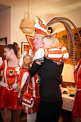 03 60Geb Kerstin 2026-01-16 01  Tour Freitag 16. Januar - Unser Abend begann auf der 3. karnevalistische Gemeinschaftsveranstaltung des Innenstadtlöschzuges der Feuerwehr Duisburg und der Ehrengarde Blau-Weiß der Stadt Duisburg in der „Alten Feuerwache“. Danach waren wir Gäste beim Senatsabend der KG Rote Funken im „Theodor-König Keller“ auf dem Gelände der König-Pilsener Brauerei. Den Abend beendeten wir als Überraschungsgäste auf Kerstins 60. Geburtstag. : DVPJ, Toni I, Jules I., Prinz Karneval, Prinz, Prinzessin Aileen I., Hofmarschälle, Page, Pagen, Paginnen, HDK, Duisburg, Karneval, Helau, Tollität, Event, Session 2025, Session 2025, HDK Duisburg, Hauptausschuss, Hauptausschuss Karneval Duisburg, Duisburg ist echt