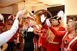 03 60Geb Kerstin 2026-01-16 03  Tour Freitag 16. Januar - Unser Abend begann auf der 3. karnevalistische Gemeinschaftsveranstaltung des Innenstadtlöschzuges der Feuerwehr Duisburg und der Ehrengarde Blau-Weiß der Stadt Duisburg in der „Alten Feuerwache“. Danach waren wir Gäste beim Senatsabend der KG Rote Funken im „Theodor-König Keller“ auf dem Gelände der König-Pilsener Brauerei. Den Abend beendeten wir als Überraschungsgäste auf Kerstins 60. Geburtstag. : DVPJ, Toni I, Jules I., Prinz Karneval, Prinz, Prinzessin Aileen I., Hofmarschälle, Page, Pagen, Paginnen, HDK, Duisburg, Karneval, Helau, Tollität, Event, Session 2025, Session 2025, HDK Duisburg, Hauptausschuss, Hauptausschuss Karneval Duisburg, Duisburg ist echt