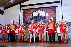 02 Schlager T Karneval MCV 2026-01-17 03  Tour-Tag, Samstag 17. Januar  - Wir begannen die Tour Abends in Hamborn, die KVO hielt der ihre Herrensitzung in der Clauberghalle ab. Von dort ging es zur Veranstaltung des MCV, die im Hagenshof zum „Schlager trifft Karneval“ aufgerufen hatten. Den letzten Act hatten wir dann im schon „heimisch“ gewordenen Steinhof in Huckingen. Die Duisburger Musketiere hatten dort zum „Lachen ist Gesund“ aufgerufen. : DVPJ, Toni I, Jules I., Prinz Karneval, Prinz, Prinzessin Aileen I., Hofmarschälle, Page, Pagen, Paginnen, HDK, Duisburg, Karneval, Helau, Tollität, Event, Session 2025, Session 2025, HDK Duisburg, Hauptausschuss, Hauptausschuss Karneval Duisburg, Duisburg ist echt