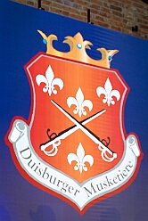 03 Lachen Gesund Musket MCV 2026-01-17 01  Tour-Tag, Samstag 17. Januar  - Wir begannen die Tour Abends in Hamborn, die KVO hielt der ihre Herrensitzung in der Clauberghalle ab. Von dort ging es zur Veranstaltung des MCV, die im Hagenshof zum „Schlager trifft Karneval“ aufgerufen hatten. Den letzten Act hatten wir dann im schon „heimisch“ gewordenen Steinhof in Huckingen. Die Duisburger Musketiere hatten dort zum „Lachen ist Gesund“ aufgerufen. : DVPJ, Toni I, Jules I., Prinz Karneval, Prinz, Prinzessin Aileen I., Hofmarschälle, Page, Pagen, Paginnen, HDK, Duisburg, Karneval, Helau, Tollität, Event, Session 2025, Session 2025, HDK Duisburg, Hauptausschuss, Hauptausschuss Karneval Duisburg, Duisburg ist echt