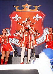 03 Lachen Gesund Musket MCV 2026-01-17 02  Tour-Tag, Samstag 17. Januar  - Wir begannen die Tour Abends in Hamborn, die KVO hielt der ihre Herrensitzung in der Clauberghalle ab. Von dort ging es zur Veranstaltung des MCV, die im Hagenshof zum „Schlager trifft Karneval“ aufgerufen hatten. Den letzten Act hatten wir dann im schon „heimisch“ gewordenen Steinhof in Huckingen. Die Duisburger Musketiere hatten dort zum „Lachen ist Gesund“ aufgerufen. : DVPJ, Toni I, Jules I., Prinz Karneval, Prinz, Prinzessin Aileen I., Hofmarschälle, Page, Pagen, Paginnen, HDK, Duisburg, Karneval, Helau, Tollität, Event, Session 2025, Session 2025, HDK Duisburg, Hauptausschuss, Hauptausschuss Karneval Duisburg, Duisburg ist echt