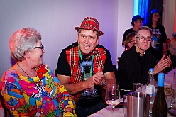 03 Lachen Gesund Musket MCV 2026-01-17 05  Tour-Tag, Samstag 17. Januar  - Wir begannen die Tour Abends in Hamborn, die KVO hielt der ihre Herrensitzung in der Clauberghalle ab. Von dort ging es zur Veranstaltung des MCV, die im Hagenshof zum „Schlager trifft Karneval“ aufgerufen hatten. Den letzten Act hatten wir dann im schon „heimisch“ gewordenen Steinhof in Huckingen. Die Duisburger Musketiere hatten dort zum „Lachen ist Gesund“ aufgerufen. : DVPJ, Toni I, Jules I., Prinz Karneval, Prinz, Prinzessin Aileen I., Hofmarschälle, Page, Pagen, Paginnen, HDK, Duisburg, Karneval, Helau, Tollität, Event, Session 2025, Session 2025, HDK Duisburg, Hauptausschuss, Hauptausschuss Karneval Duisburg, Duisburg ist echt