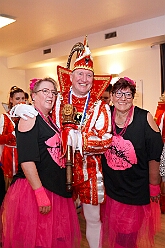 03 Lachen Gesund Musket MCV 2026-01-17 10  Tour-Tag, Samstag 17. Januar  - Wir begannen die Tour Abends in Hamborn, die KVO hielt der ihre Herrensitzung in der Clauberghalle ab. Von dort ging es zur Veranstaltung des MCV, die im Hagenshof zum „Schlager trifft Karneval“ aufgerufen hatten. Den letzten Act hatten wir dann im schon „heimisch“ gewordenen Steinhof in Huckingen. Die Duisburger Musketiere hatten dort zum „Lachen ist Gesund“ aufgerufen. : DVPJ, Toni I, Jules I., Prinz Karneval, Prinz, Prinzessin Aileen I., Hofmarschälle, Page, Pagen, Paginnen, HDK, Duisburg, Karneval, Helau, Tollität, Event, Session 2025, Session 2025, HDK Duisburg, Hauptausschuss, Hauptausschuss Karneval Duisburg, Duisburg ist echt