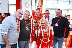 01 HerrensEhrengrd  2026-01-18 03  Tour-Tag, Sonntag 18. Januar - An diesem Sonntagmorgen startetet wir fast zur Frühschoppenzeit in der „Alten Feuerwache“ auf der Herrensitzung der Ehrengarde Blau-Weiß, eine Heimveranstaltung für unsere Rabea und unserem Olli. Danach stand dann die nächste Herrensitzung auf dem Plan, die von der KG Blau-Silber Rheinhausen im „Stellwerkshof“. Un wie kann es anders sein, der letzte Act ,wieder mal, im Steinhof. Die Lebenshilfe hielt dort ihre 15. Integrative Karnevalssitzung mit Unterstützung des HDK ab. : DVPJ, Toni I, Jules I., Prinz Karneval, Prinz, Prinzessin Aileen I., Hofmarschälle, Page, Pagen, Paginnen, HDK, Duisburg, Karneval, Helau, Tollität, Event, Session 2025, Session 2025, HDK Duisburg, Hauptausschuss, Hauptausschuss Karneval Duisburg, Duisburg ist echt