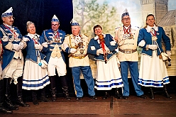 01 HerrensEhrengrd  2026-01-18 11  Tour-Tag, Sonntag 18. Januar - An diesem Sonntagmorgen startetet wir fast zur Frühschoppenzeit in der „Alten Feuerwache“ auf der Herrensitzung der Ehrengarde Blau-Weiß, eine Heimveranstaltung für unsere Rabea und unserem Olli. Danach stand dann die nächste Herrensitzung auf dem Plan, die von der KG Blau-Silber Rheinhausen im „Stellwerkshof“. Un wie kann es anders sein, der letzte Act ,wieder mal, im Steinhof. Die Lebenshilfe hielt dort ihre 15. Integrative Karnevalssitzung mit Unterstützung des HDK ab. : DVPJ, Toni I, Jules I., Prinz Karneval, Prinz, Prinzessin Aileen I., Hofmarschälle, Page, Pagen, Paginnen, HDK, Duisburg, Karneval, Helau, Tollität, Event, Session 2025, Session 2025, HDK Duisburg, Hauptausschuss, Hauptausschuss Karneval Duisburg, Duisburg ist echt